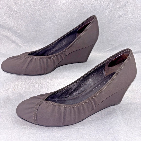 Donald J. Pliner Shoes - Donald J Pliner YESS Brown Stretchy Ruched Wedge Heal Shoes Women's 8.5 EUC